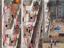 नोएडा गर्ल्स हॉस्टल में भीषण आग: जान बचाने के लिए बालकनी से कूदीं छात्राएं